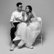 Selain ala Maudy Ayunda, Ini Ide Lain Foto Prewedding Pakai Gaun Pengantin dengan Sneakers