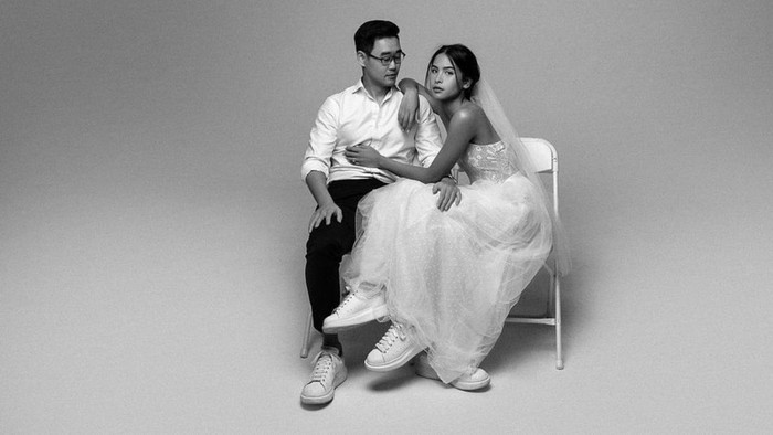 Selain ala Maudy Ayunda, Ini Ide Lain Foto Prewedding Pakai Gaun Pengantin dengan Sneakers Selain ala Maudy Ayunda, Ini Ide Lain Foto Prewedding Pakai Gaun Pengantin dengan Sneakers