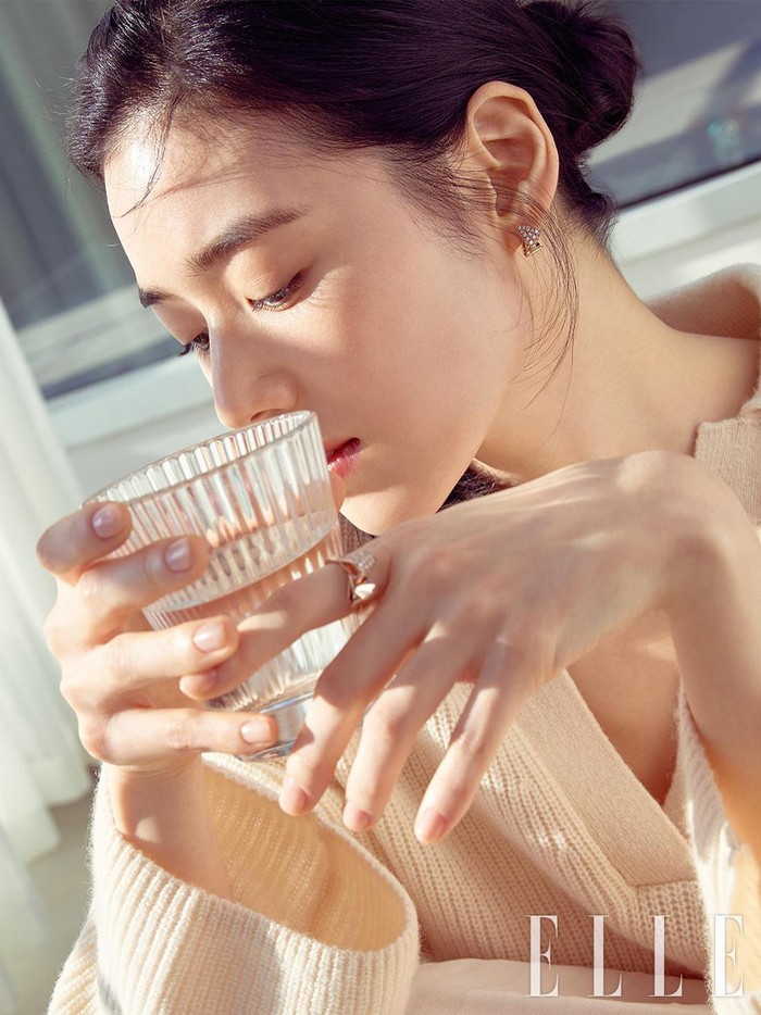 Aktris cantik Jung Eun Chae memulai debutnya di dunia entertainment sebagai model iklan dan baru melakukan debut aktingnya pada tahun 2010 dengan membintangi film supranatural bertajuk ‘Haunters’./ Foto: elle.co.kr