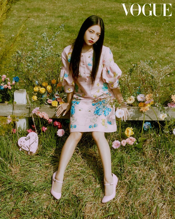 Animal patterns ini juga bisa dilihat pada dress berwarna pink yang Yeri kenakan dengan sepatu Marry Jane berwarna senada, ditambah dengan tas berbentuk hati berwarna pink yang membuat penampilan Yeri menjadi sangat manis./ Foto: instagram.com/voguekorea
