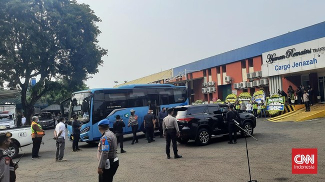 Istri dari Ridwan Kamil, Atalia, dan puteri mereka, Camillia menjemput jenazah Emmeril Khan Mumtadz atau Eril di Bandara Soetta.