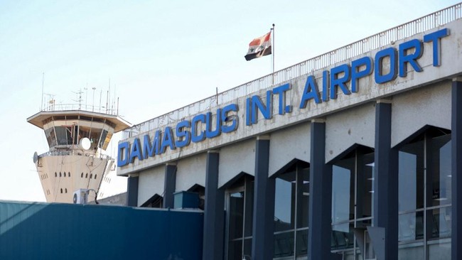Israel melancarkan serangan udara ke Ibu Kota Damaskus dan Aleppo di Suriah hingga melumpuhkan 2 bandara utama saat perang dengan Hamas Palestina makin memanas.