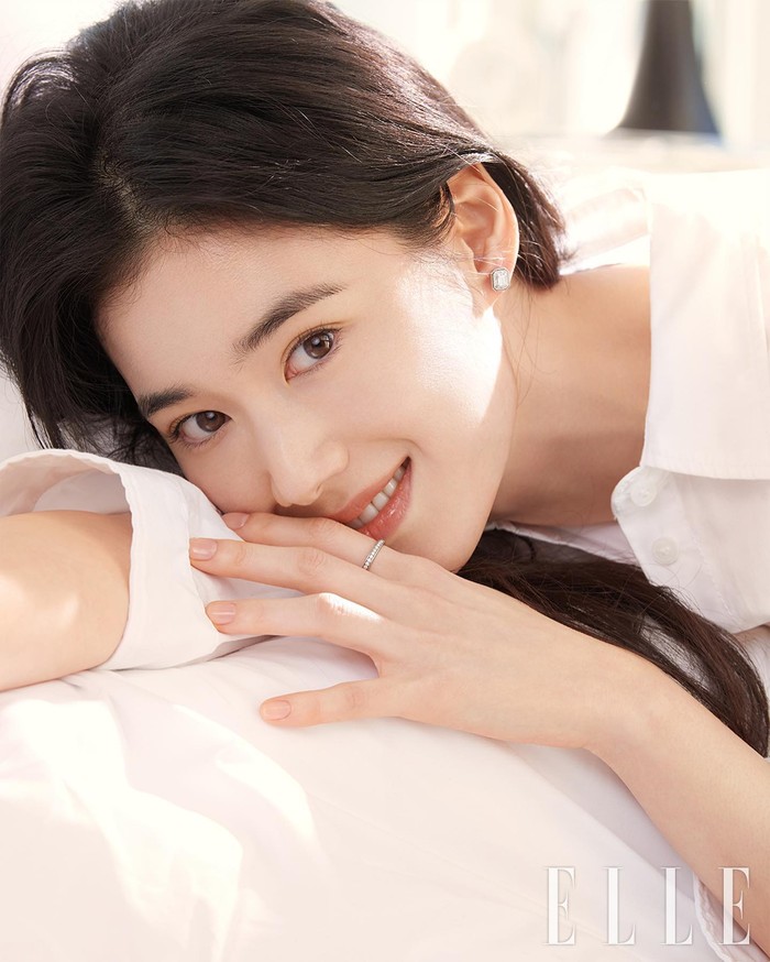 Bernaung di bawah agensi KEYEAST Entertainment, Jung Eun Chae disebut sebagai beauty icon yang merepresentasikan kata elegan dan pintar yang disukai oleh brand-brand mewah./ Foto: elle.co.kr