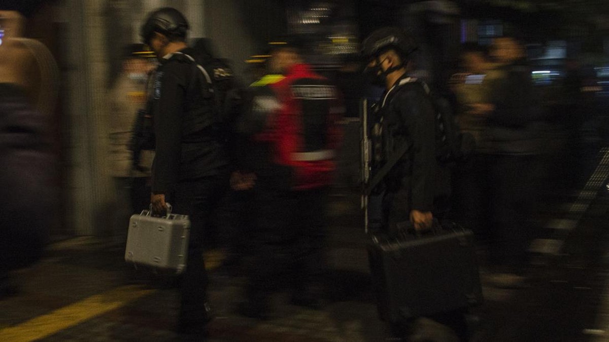 FOTO: Operasi Polisi ke Khilafatul Muslimin hingga Pemulangan Eril