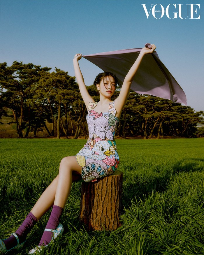 Dalam pemotretan bersama dengan majalah VOGUE Korea, Yeri tampil mengenakan koleksi terbaru Moschino dengan warna terang yang menarik, sesuai dengan tema yang diusung yaitu “Dreamy Wonderland”./ Foto: instagram.com/voguekorea