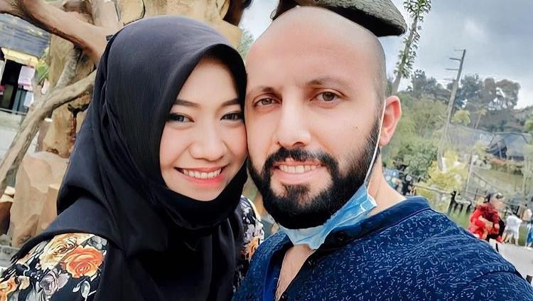 Deviana Mukti dan Suami Bule Turki