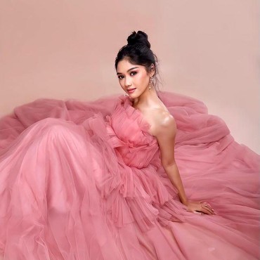 8 Foto Cantik Erina Gudono, Puteri Indonesia DIY yang Diduga Dirangkul Kaesang