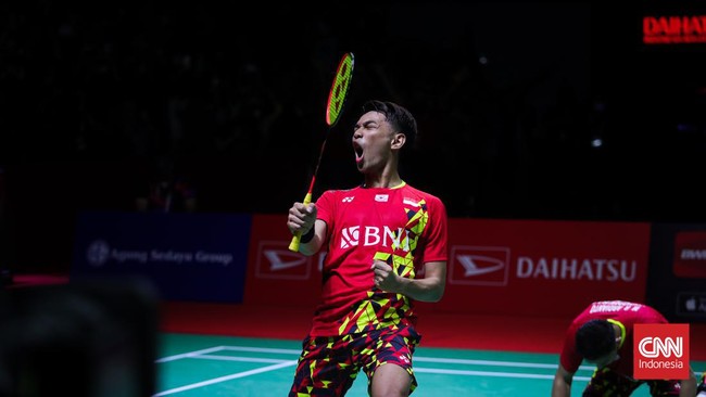 Fajar Alfian bersama Muhammad Rian Ardianto sukses jadi ganda putra nomor satu dunia di akhir 2022. Berikut wawancara eksklusif CNNIndonesia.com dengan Fajar.