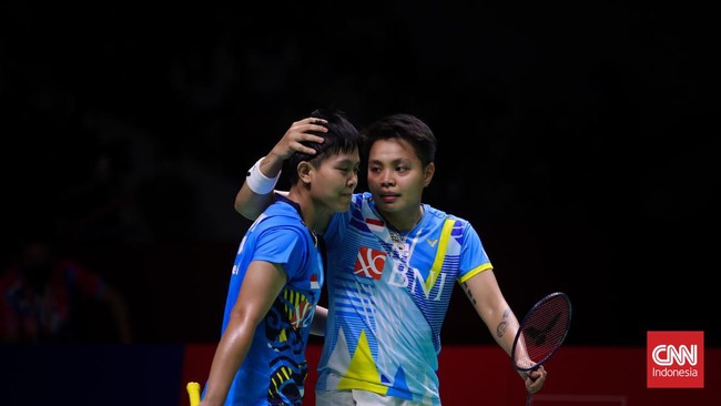Apriyani Rahayu/Siti Fadia Silva Ramadhanti menumbangkan Zhang Shu Xian/Zheng Yu pada 16 besar Indonesia Open 2022.