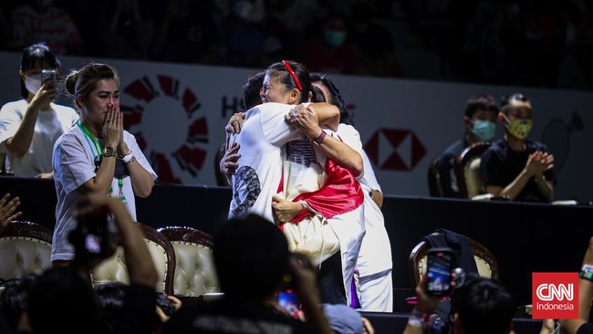 Tangis Apriyani Rahayu pecah di acara Testimonial Day Greysia Polii yang berlangsung di Istora Senayan, Jakarta, Minggu (12/6).