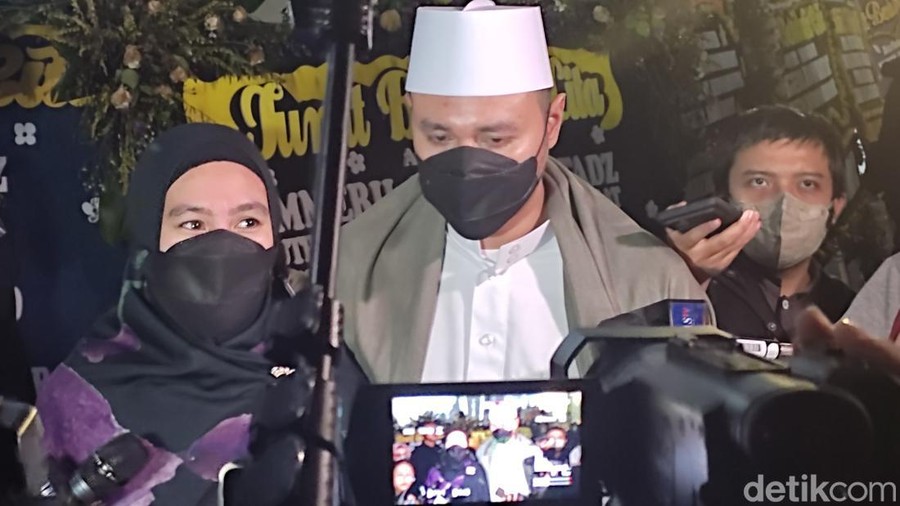 Habib Usman dan istrinya Kartika Putri saat bertakziah ke Gedung Pakuan.
