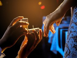 Viral Lamaran Gagal Romantis, Cincin Patah & Hampir Tertelan