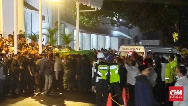 Warga yang ingin menyalati jenazah Eril diberi kesempatan malam ini mulai pukul 22.00 hingga Senin (13/6) pagi pukul 08.00 WIB.