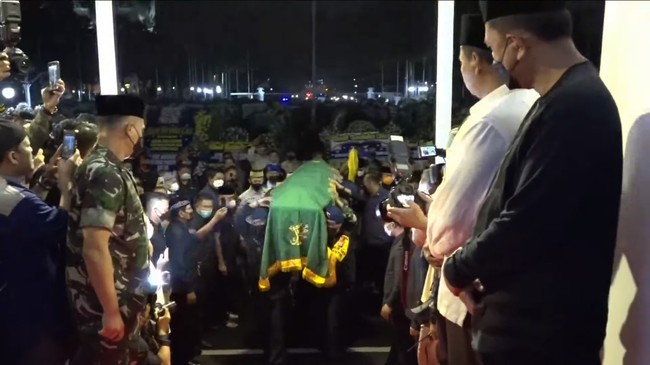Wakil Gubernur Jawa Barat Uu Ruzhanul Ulum mengatakan banyak warga 'mengiringi' jenazah Emmeril Kahn Mumtadz alias Eril di perjalanan menuju Gedung Pakuan.