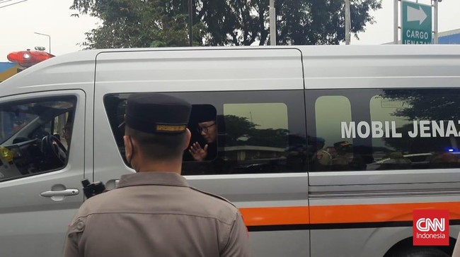Rombongan keluarga Ridwan Kamil beserta jenazah Emmeril Kahn Mumtadz berangkat dari Bandara Soetta, Tangerang, menuju Bandung.