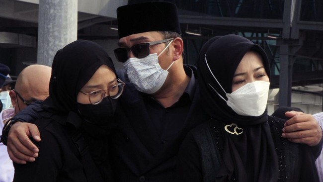 Keluarga dan para tamu undangan tak kuasa membendung tangis ketika jenazah Eril diturunkan ke liang lahad, di Cimaung, Senin (13/6).