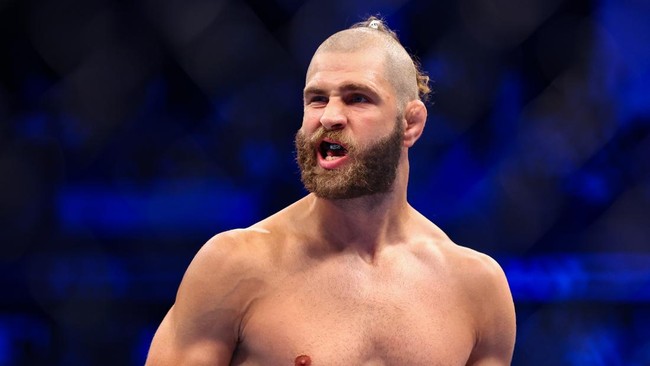Glover Teixeira harus menyerahkan sabuk light heavyweight ke Jiri Prochazka dalam duel UFC 275 di SIngapore Indoor Stadium, Minggu (12/6) siang.