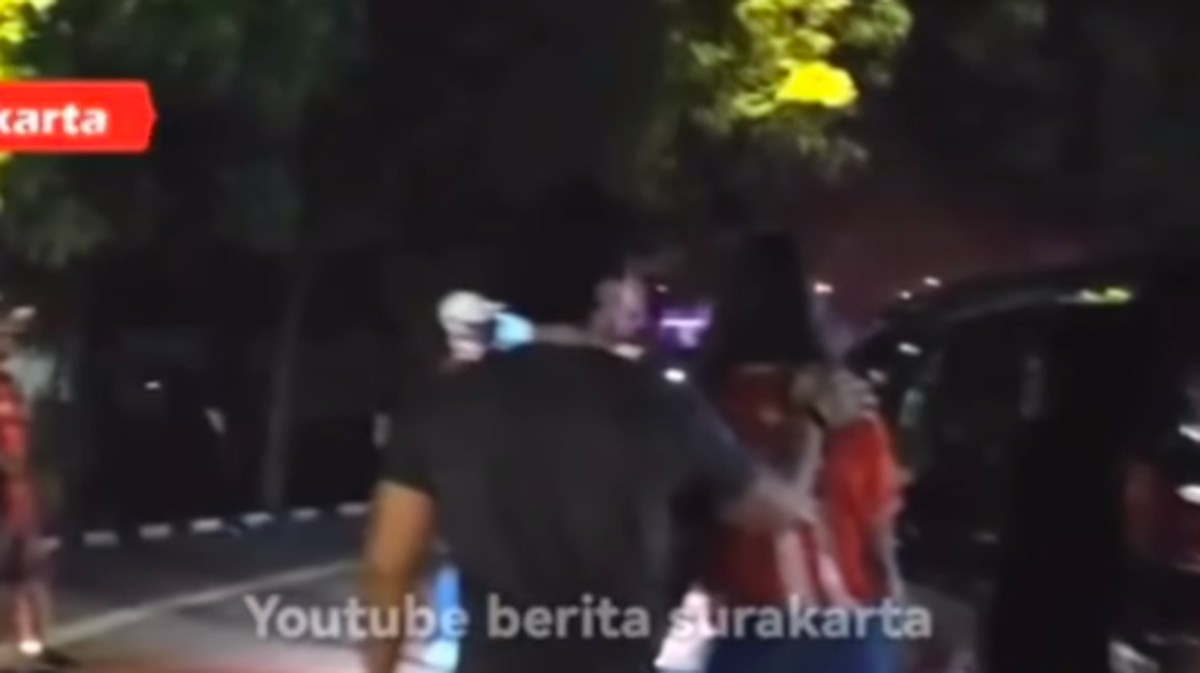 Kaesang Pangarep bersama seorang wanita nonton pertandingan sepakbola