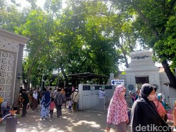 Makam Sunan Ampel Dipadati Peziarah, 50 Bus Sesaki Parkiran