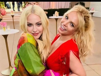 Britney tampil cantik dengan balutan gaun pengantin karya Versace, Beauties. Dirinya juga menggunakan dua tampilan lainnya yakni dress hitam dan gaun merah aksen fringe. /Foto: Dok. Instagram Madonna