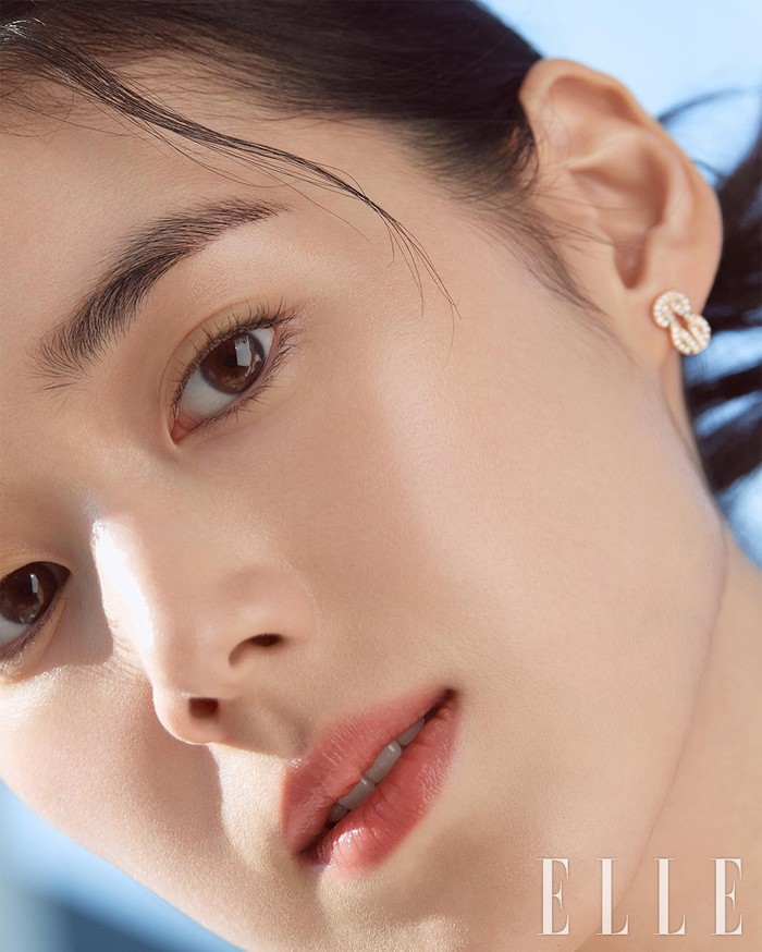 Oleh karena itu, tak heran jika Jung Eun Chae selalu didapuk menjadi model maupun brand ambassador merk mewah, salah satunya adalah brand kecantikan Clé de Peau Beauté./ Foto: elle.co.kr