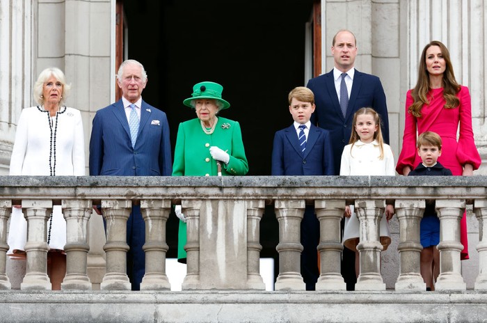 Platinum Jubilee pada Juni 2022, yang mana sebagai acara perayaan 70 tahun ia berkuasa, jadi penampilan terakhir Ratu Elizabeth II. Tampak ia berdiri di balkon Istana Buckingham bersama Pangeran Charles, Camilla Parker Bowles, Pangeran William, dan Kate Middleton serta para cucu. Foto: Getty Images/Max Mumby/Indigo