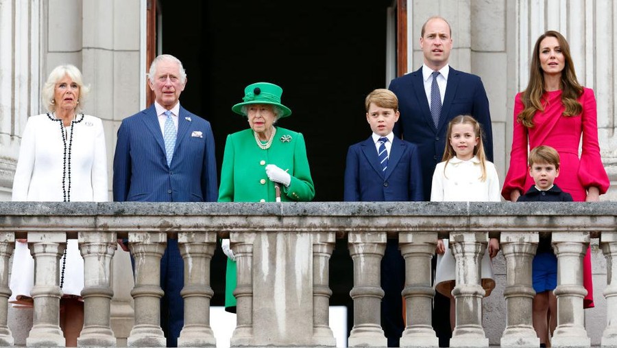 LONDON, UNITED KINGDOM - JUNE 05: (EMBARGOED FOR PUBLICATION IN UK NEWSPAPERS UNTIL 24 HOURS AFTER CREATE DATE AND TIME) Camilla, Duchess of Cornwall, Prince Charles, Prince of Wales, Queen Elizabeth II, Prince George of Cambridge, Prince William, Duke of Cambridge, Princess Charlotte of Cambridge, Prince Louis of Cambridge and Catherine, Duchess of Cambridge stand on the balcony of Buckingham Palace following the Platinum Pageant on June 5, 2022 in London, England. The Platinum Jubilee of Elizabeth II is being celebrated from June 2 to June 5, 2022, in the UK and Commonwealth to mark the 70th anniversary of the accession of Queen Elizabeth II on 6 February 1952. (Photo by Max Mumby/Indigo/Getty Images)