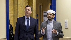 Inggris Pecat Imam Muslim sampai Depot Senjata Ukraina Dihancurkan