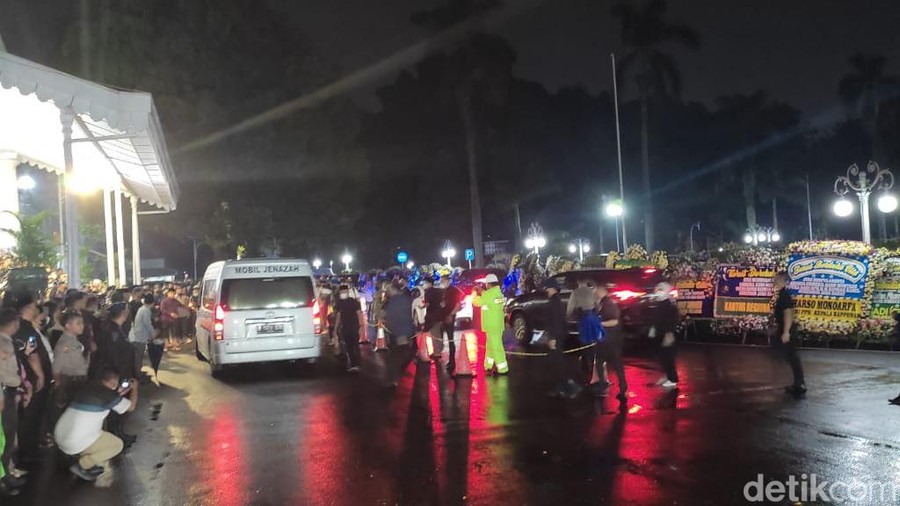 Rombongan pengantar jenazah Emmeril Kahn Mumtadz tiba di Gedung Pakuan