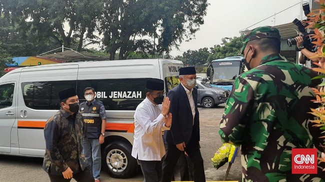 Bukan hanya keluarga dari Gubernur Jawa Barat Ridwan Kamil saja yang menjemput kedatangan jenazah putra sulung sang kepala daerah.