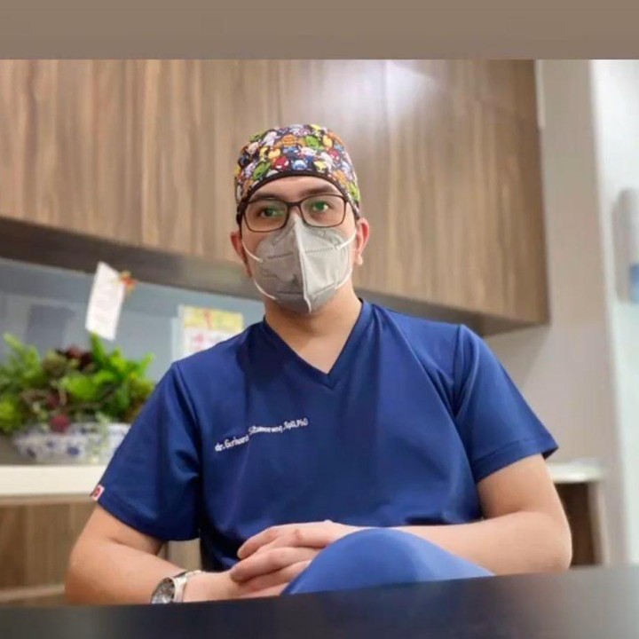 <p>Gerhard Reinaldi Situmorang merupakan seorang dokter, lho. Suami Astrid Tiar bekerja sebagai dokter spesialis urologi yang bekerja di beberapa rumah sakit besar di Jakarta. (Foto: Instagram @astridtiar127)</p>