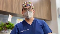 <p>Gerhard Reinaldi Situmorang merupakan seorang dokter, lho. Suami Astrid Tiar bekerja sebagai dokter spesialis urologi yang bekerja di beberapa rumah sakit besar di Jakarta. (Foto: Instagram @astridtiar127)</p>