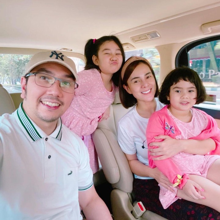 <p>Kesibukan sebagai dokter dan juga artis tak membuat Gerhard dan Astrid melupakan anak-anak. Mereka kerap mengajak kedua putrinya jalan-jalan menghabiskan waktu bersama. (Foto: Instagram @astridtiar127)</p>