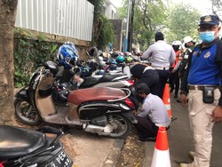 Heboh Parkir Liar di Tebet Eco Park Berujung Ban Motor Dikempiskan