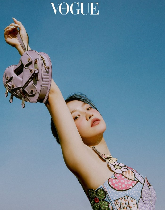 Tidak hanya berfoto mengenakan koleksi baju terbarunya saja, Yeri juga berkesempatan berfoto bersama koleksi tas terbaru Moschino yang unik dengan bentuk hati dan berwarna ungu lembut yang memancarkan nuansa musim semi./ Foto: instagram.com/voguekorea