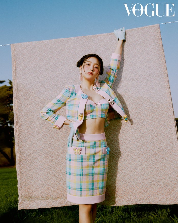 Tidak mau kalah seperti para eonni-nya, sang maknae yaitu Yeri juga menjadi member selanjutnya yang terpilih sebagai model untuk brand fashion populer, Moschino./ Foto: instagram.com/voguekorea
