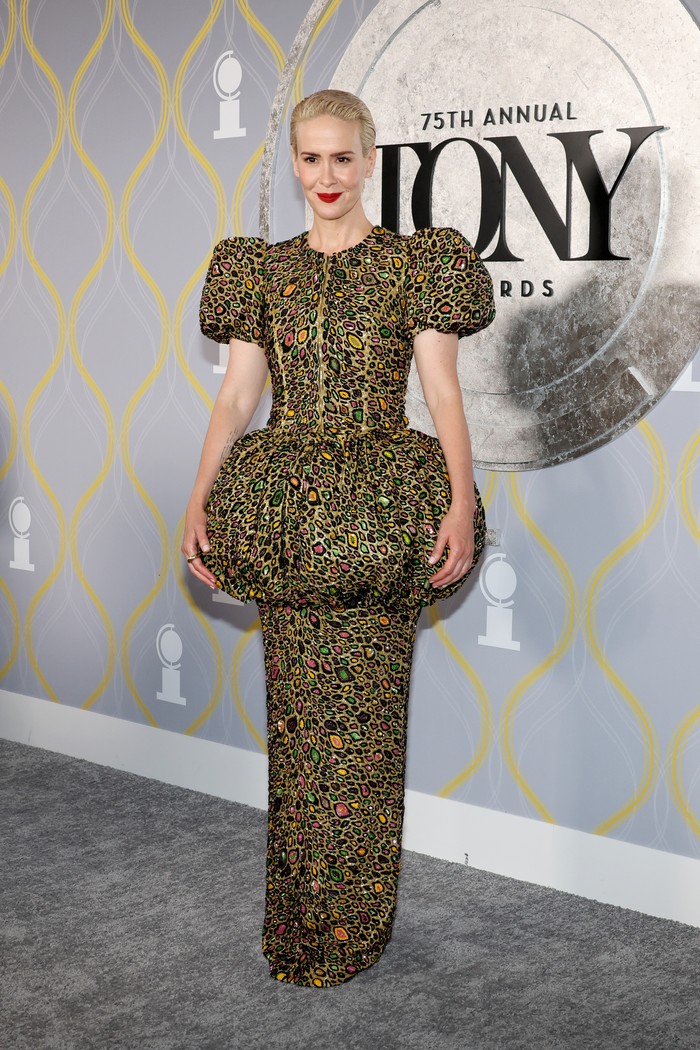 Siapa sangka bila corak leopard dapat terlihat quirky dan elegan secara bersamaan?! Seperti diperlihatkan Sarah Paulson yang memakai gaun peplum karya Moschino. Foto: Getty Images/Dia Dipasupil