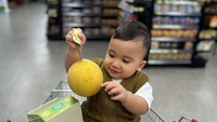 <p>Anak seusia Ukkasya memang sedang gemar bereksplorasi. Lihat potretnya Bunda, saat ia mengangkat dan mengamati sebuah melon dengan satu tangan ketika menemani sang Bunda di supermarket. (Foto: Instagram @zaskiasungkar15)</p>