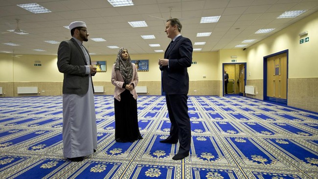 Qari Asim, imam Muslim buka suara usai dipecat pemerintah Inggris dari jabatannya sebagai penasihat pemerintah terkait protes film Anak Nabi Muhammad.
