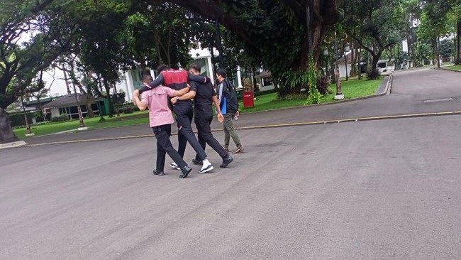 Pebasket nasional Derrick Michael nyaris pingsan jelang bertemu Presiden RI Joko Widodo di Istana Merdeka, Jakarta, Senin (13/6).