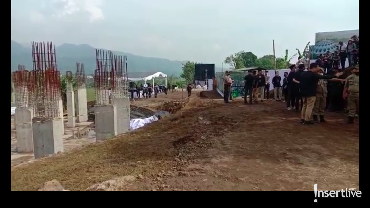 img-title Diiringi Salawat & Tahlil, Mobil Jenazah Eril Tiba di Pemakaman