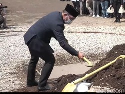 Detik-detik Ridwan Kamil Masukan Tanah Pertama ke Liang Lahad Eril