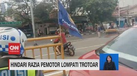 VIDEO: Hindari Razia, Pemotor Lompati Trotoar