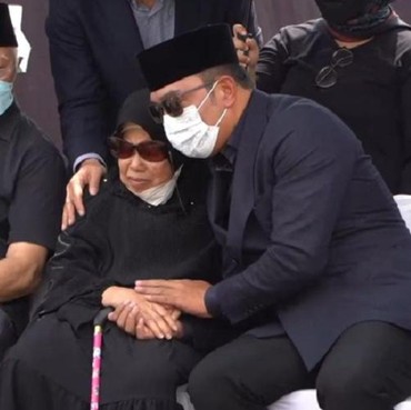Jenazah Eril Gunakan Kain Kafan Milik Ibunda Ridwan Kamil