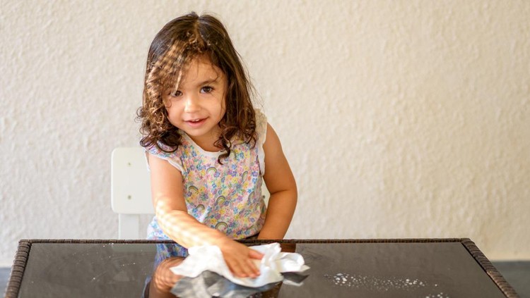 ilustrasi anak Cute child help mom cleaning glass table. Little girl make cleaning in room at home.