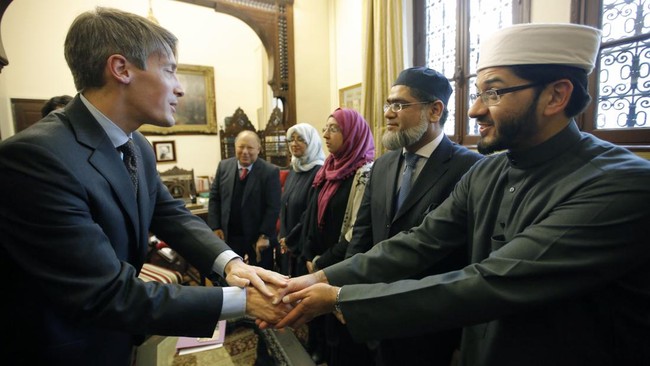 Nama Qari Asim mengemuka setelah pemerintah Inggris memutuskan memecat imam Masjid Kota Leeds itu karena dituduh mendukung protes film Anak Nabi Muhammad.