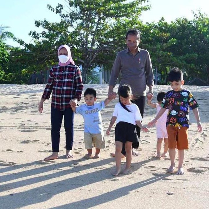 <p>Momen ketika Jan Ethes dan para sepupu diajak liburan ke Bali bersama kakek neneknya di libur panjang Lebaran 2022. Sudah besar, Jan Ethes semakin ganteng ya, Bunda? (Foto: Instagram @jokowi)</p>