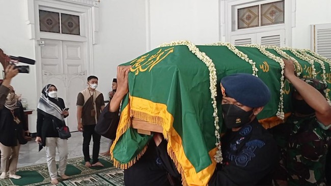 Jenazah Eril telah tiba di lokasi pemakaman di Islamic Center Baitul Ridwan, Cimaung, Kabupaten Bandung, Jawa Barat. Selawat dan azan dikumandangkan.