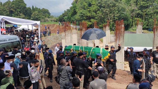 Gubernur Jawa Barat Ridwan Kamil minta maaf jika perjalanan masyarakat terganggu imbas prosesi pemakaman putranya yang diikuti banyak warga.