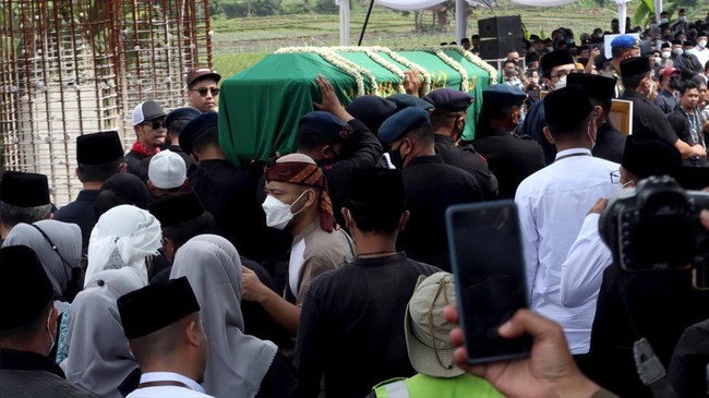 Ridwan Kamil juga meminta maaf jika ada kesalahan yang pernah dilakukan putranya, Emmeril Kahn Mumtadz.